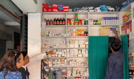 आमाको दूध प्रवर्द्धनका लागि सिद्धार्थनगरमा कडाइ: फार्मेसी र अस्पतालमाथि अनुगमन