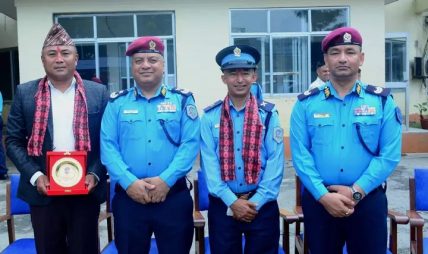 एआईजी ईश्वर कार्कीद्वारा बढुवा भएका कुमार थापालाई दर्ज्यानी चिन्हद्वारा सुशोभन