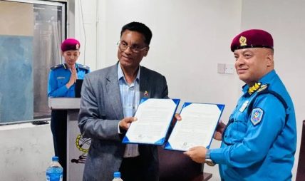 एआईजी ईश्वर कार्की र चन्द्रगिरीका मेयर गिरीबीच सिसीटिभी जडान सम्बन्धी पत्रमा हस्ताक्षर एआईजी ईश्वर कार्की र चन्द्रगिरीका मेयर गिरीबीच सिसीटिभी जडान सम्बन्धी पत्रमा हस्ताक्षर