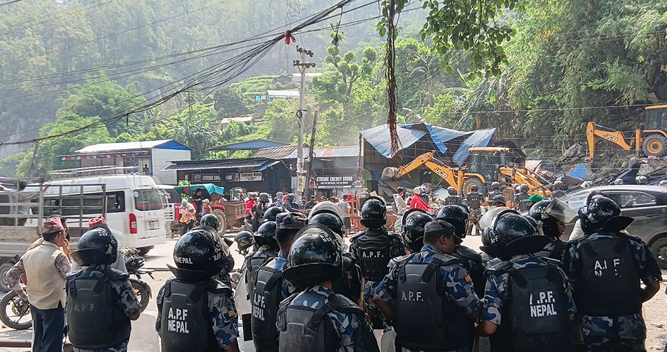 बाराको ३ नम्बर पुल क्षेत्रमा डोजर स्थानीयको आरोप “राज्यले दमन गर्‍यो”