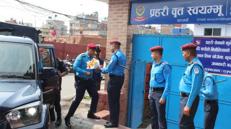 एसएसपी दिलिप घिमिरेद्वारा प्रहरी वृत्त स्वयम्भुकाे निरीक्षण