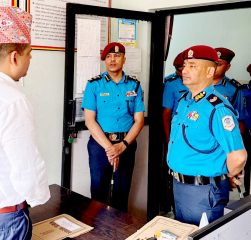 डीआईजी ओम प्रसाद अधिकारीद्वारा धनुषा प्रहरीको निरीक्षण डीआईजी ओम प्रसाद अधिकारीद्वारा धनुषा प्रहरीको निरीक्षण