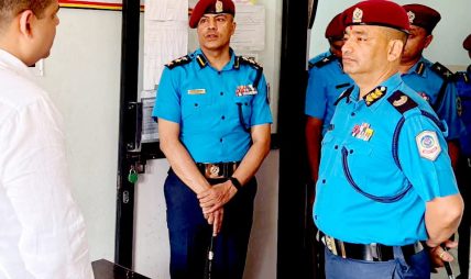 डीआईजी ओम प्रसाद अधिकारीद्वारा धनुषा प्रहरीको निरीक्षण डीआईजी ओम प्रसाद अधिकारीद्वारा धनुषा प्रहरीको निरीक्षण