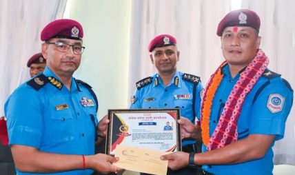 प्रहरी निरीक्षक विशाल मल्ल असार महिनाको सर्वोत्कृष्ट प्रदेश प्रहरी घोषित तथा पुरस्कृत प्रहरी निरीक्षक विशाल मल्ल असार महिनाको सर्वोत्कृष्ट प्रदेश प्रहरी घोषित तथा पुरस्कृत