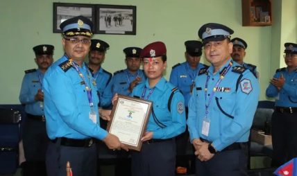 प्रहरी जवान मनिषा सुवेदी असार महिनाको उत्कृष्ट प्रहरी घोषित तथा पुरस्कृत प्रहरी जवान मनिषा सुवेदी असार महिनाको उत्कृष्ट प्रहरी घोषित तथा पुरस्कृत