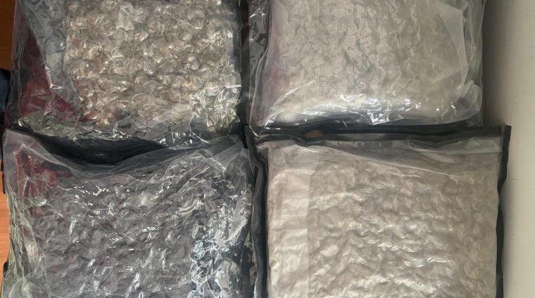 थाइल्याण्डबाट चक्लेटको प्याकेटमा लुकाएर गाँजा ल्याउने भारतीय नागरिक पक्राउ