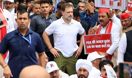 शिक्षामन्त्रीको राजीनामा मागको प्रदर्शनमा राहुल गान्धीसहित विपक्षी नेताहरू पक्राउ शिक्षामन्त्रीको राजीनामा मागको प्रदर्शनमा राहुल गान्धीसहित विपक्षी नेताहरू पक्राउ
