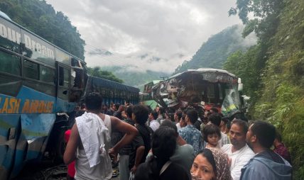 सडक खुलेलगत्तै जलबीरेमा दुई बस ठोक्किए सडक खुलेलगत्तै जलबीरेमा दुई बस ठोक्किए