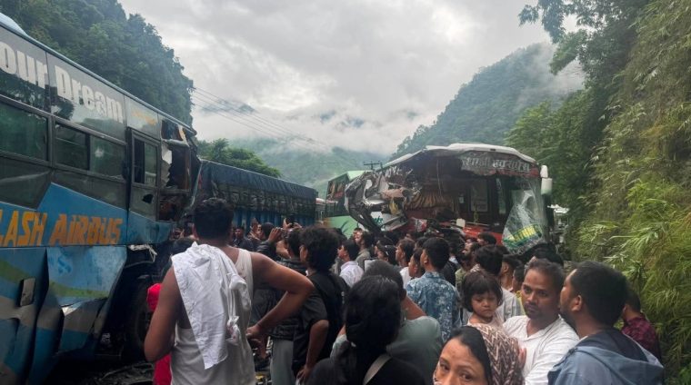 सडक खुलेलगत्तै जलबीरेमा दुई बस ठोक्किए