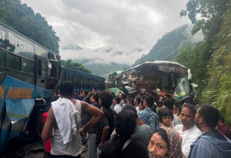 सडक खुलेलगत्तै जलबीरेमा दुई बस ठोक्किए सडक खुलेलगत्तै जलबीरेमा दुई बस ठोक्किए