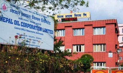 मूल्य घटेपछि पेट्रोल पम्पमा इन्धन अभाव