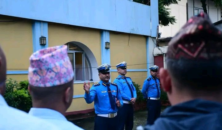 २४ सै घण्टा सडकमा खटिने ट्राफिक प्रहरीलाई एसपी नरेशराज सुवेदीद्वारा निर्देशन