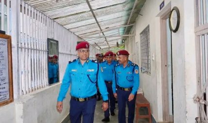 डिआईजी सानुराम भट्टराईद्वारा जिल्ला प्रहरी कार्यालय बझाङको निरीक्षण