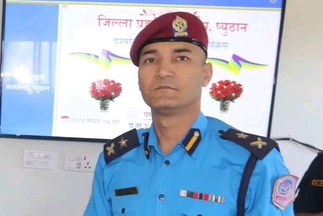 डिएसपी नरहरी अधिकारी साउन महिनाको उत्कृष्ट प्रहरी घोषित तथा पुरस्कृत