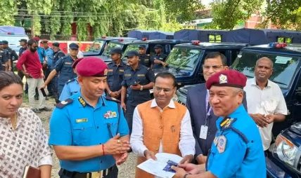 मधेश प्रदेश सरकारद्वारा नेपाल प्रहरीलाई १२ वटा गाडी प्रदान