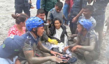 बाढीले बगाएको घरबाट ११ दिनपछि जीवितै भेटिइन् चण्डिका बाढीले बगाएको घरबाट ११ दिनपछि जीवितै भेटिइन् चण्डिका